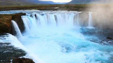 İzlanda 'da gün batımında inanılmaz Godafoss şelalesi