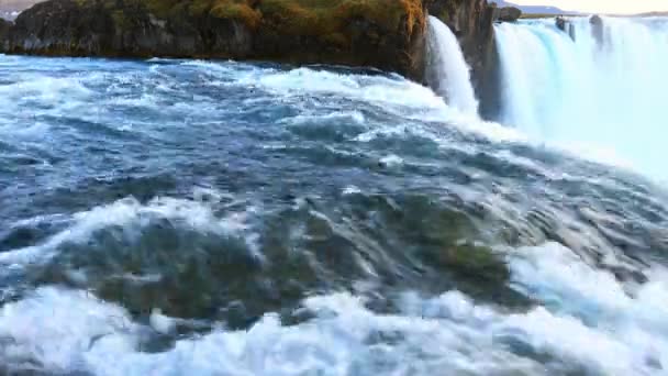 Удивительный водопад Годафосс в Исландии на закате — стоковое видео