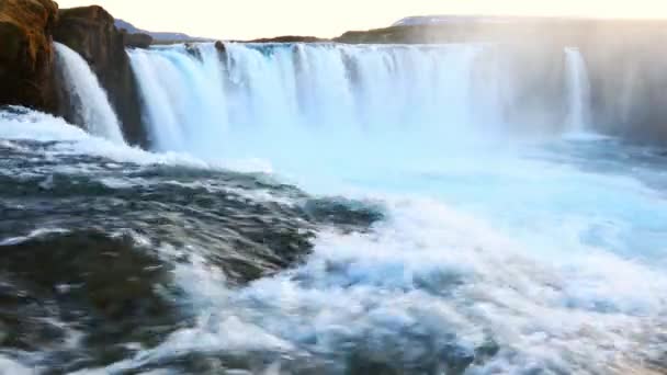 Erstaunlicher Godafoss-Wasserfall in Island bei Sonnenuntergang — Stockvideo