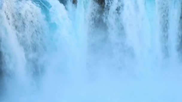 Fantastiska Godafoss vattenfall på Island under solnedgången — Stockvideo