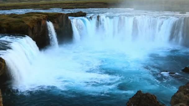 Niesamowity wodospad Godafoss w Islandii podczas zachodu słońca — Wideo stockowe