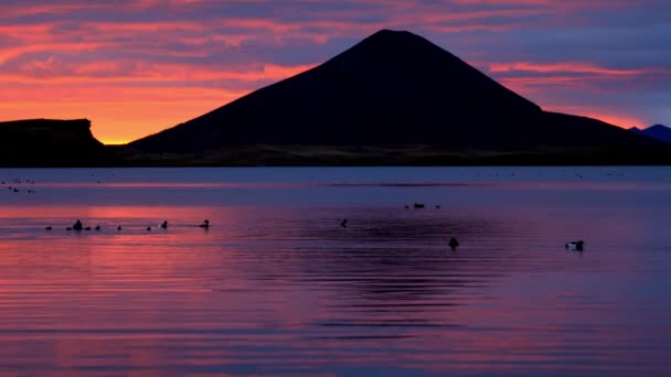 Nádherný západ slunce nad Islandskou krajinou s vulkanickými horami — Stock video