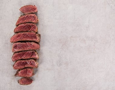 Beyaz taş masada ızgara biftek. Üstte görüntü.