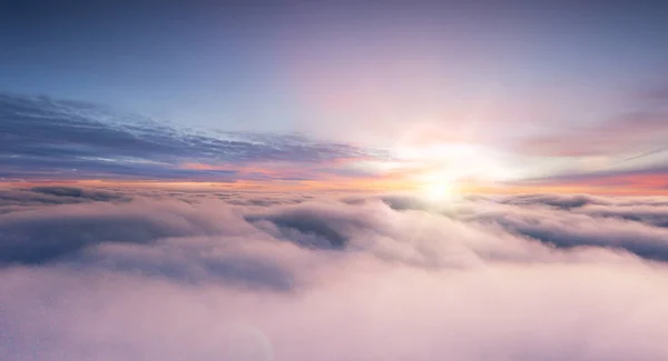 Sonnenuntergang Himmel aus dem Flugzeugfenster — Stockfoto