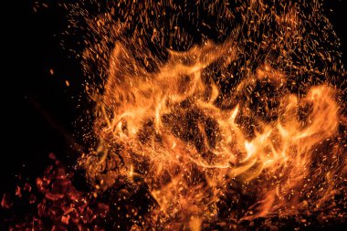 Yanan uçan kıvılcım. Güzel alevler arka plan.