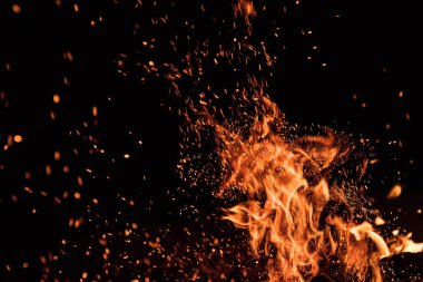 Yanan uçan kıvılcım. Güzel alevler arka plan.