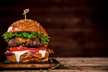 Tahta masada lezzetli bir hamburger..