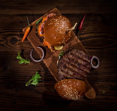 Lezzetli hamburger üstten görünüm ahşap tablo.