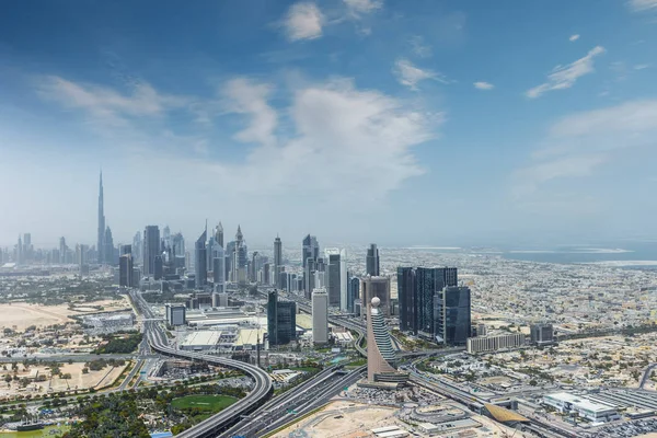 Vista aérea dos arranha-céus da cidade moderna em Dubai, Emirados Árabes Unidos . — Fotografia de Stock