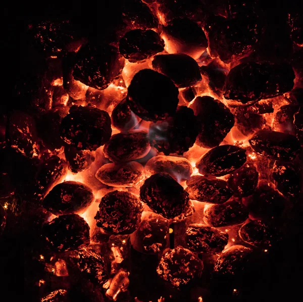 Brillantes briquetas de carbón caliente en la parrilla del jardín, de cerca , — Foto de Stock