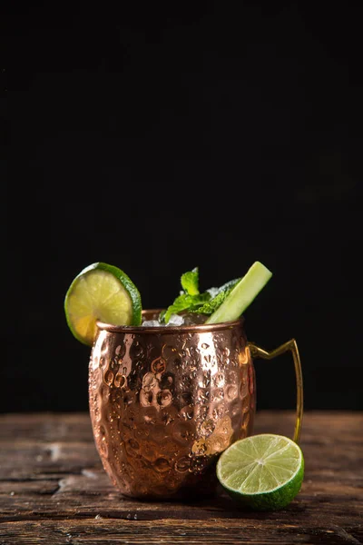 Famoso salpicadura Moscú mula cóctel alcohólico en tazas de cobre . —  Fotos de Stock