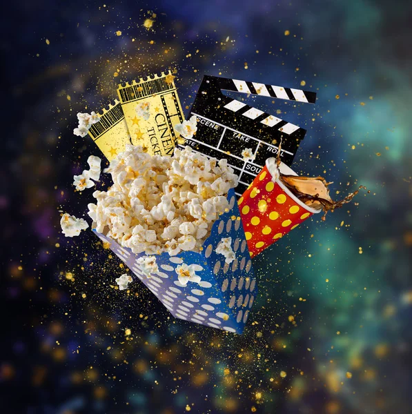 Pop-corn, entradas para películas, clapperboard y otras cosas en movimiento . —  Fotos de Stock