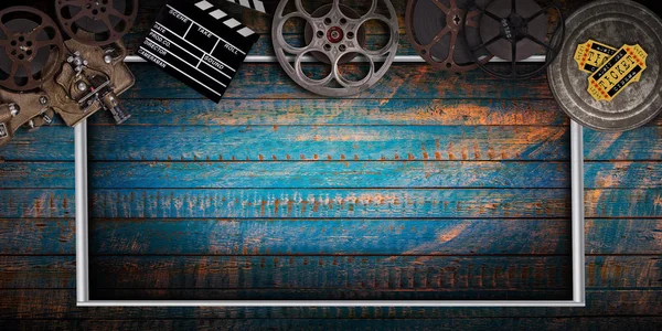 Concepto de cine de carretes de película vintage, clapperboard y proyector . —  Fotos de Stock