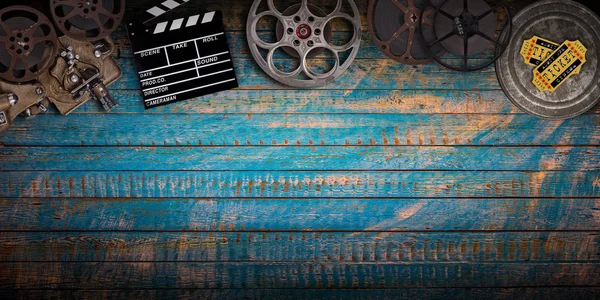 Kino koncepcja rocznika film bębnów, clapperboard i projektor. — Zdjęcie stockowe