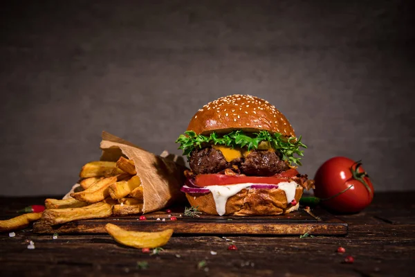 Hambúrguer saboroso na mesa de madeira. — Fotografia de Stock
