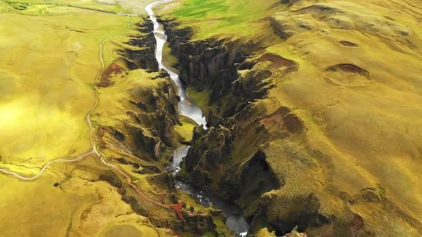 Fjadragljufur, İzlanda nehir kanyonu üzerinde uçuyor.. — Stok video