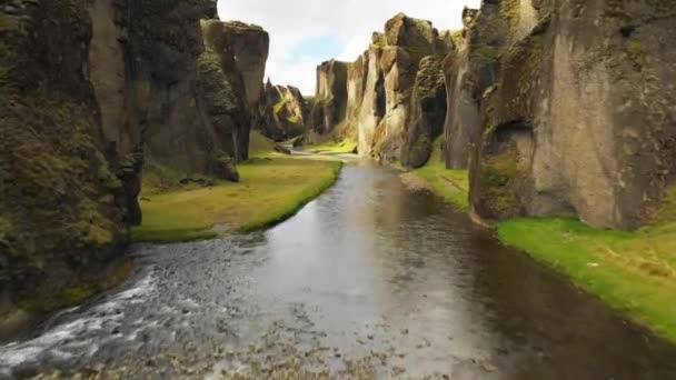 Vliegen door River Canyon Fjadragljufur, IJsland. — Stockvideo