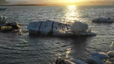 İzlanda 'daki buzulların ve buzulların hava manzarası.