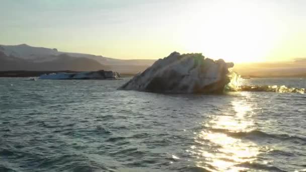 Zicht vanuit de lucht op gletsjers en ijsbergen in gletsjerlagune in IJsland — Stockvideo