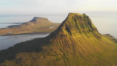 Kirkjufell dağının havadan video, batı İzlanda.