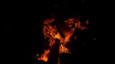 Yanan ateşin yakın çekim, siyah arka planda yanan alevler