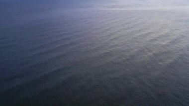 Okyanus yüzeyinin yukarıdan aşağıya görünümü