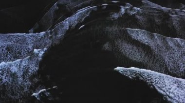 Dev okyanus dalgalarının yukarıdan aşağıya görünümü