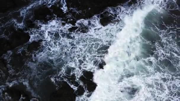 Felülről lefelé kilátás óriás óceán hullámai — Stock videók