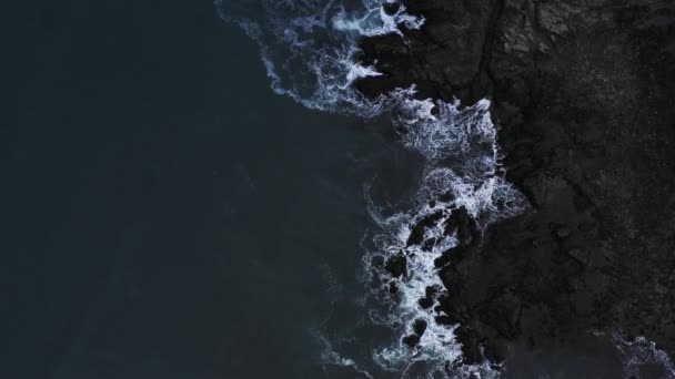 Vista de arriba hacia abajo de olas gigantes del océano — Vídeos de Stock