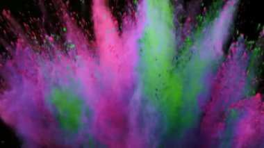 Siyah arkaplanda süper yavaş çekimde renkli toz patlıyor.