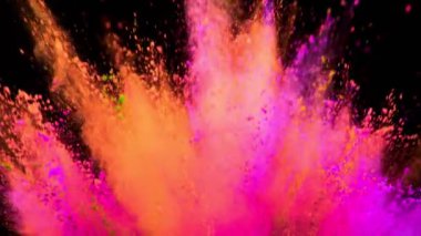 Siyah arkaplanda süper yavaş çekimde renkli toz patlıyor.