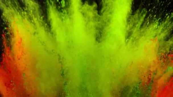 Разноцветный порошок взрывается на черном фоне в супер замедленной съемке. — стоковое видео