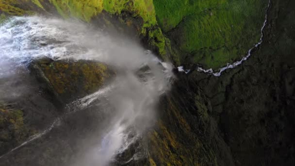 Prachtige waterval in IJsland tijdens zonsondergang. — Stockvideo