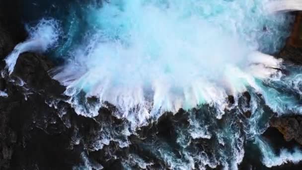해 가질 때 아이슬란드의 놀라운 고다 포스 폭포 — 비디오