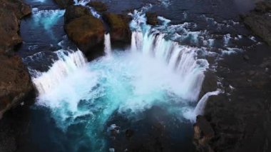 İzlanda 'da gün batımında inanılmaz Godafoss şelalesi
