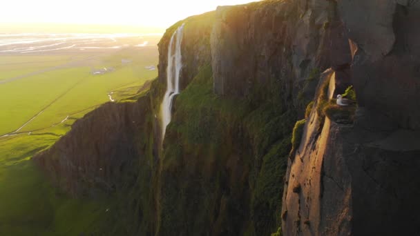 Schöner Wasserfall in Island bei Sonnenuntergang. — Stockvideo