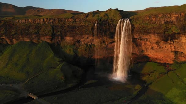 Hermosa cascada Seljalandsfoss en Islandia durante la puesta del sol . — Vídeos de Stock