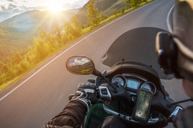 Moto yarışçıdağ yolunda sürme, Avrupa'ya seyahat.