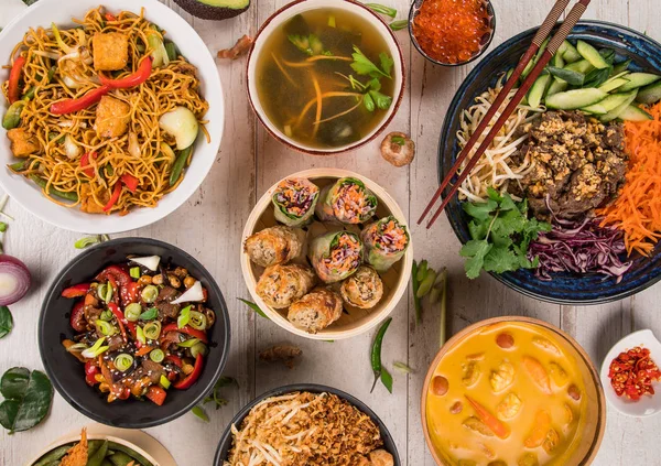 Fondo de comida asiática con varios ingredientes en mesa de madera rústica . — Foto de Stock