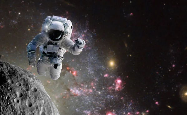 Έννοια της κατάκτησης του σύμπαντος από την ανθρώπινη φυλή. Στοιχεία αυτής της εικόνας που παρέχονται από τη NASA — Φωτογραφία Αρχείου