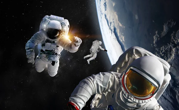 Evreni insan ırkı tarafından fethetme kavramı. Bu görüntünün elementleri NASA tarafından desteklenmektedir
