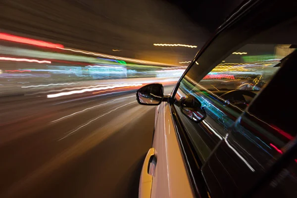 Bir gece şehirde sürüş hız. — Stok fotoğraf