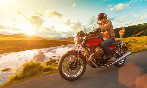 Jazda motocyklem po alpejskiej autostradzie, Nockalmstrasse, Austria, Europa. — Zdjęcie stockowe