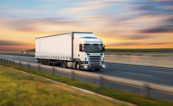 Camión con contenedor en carretera, concepto de transporte de carga. — Foto de Stock