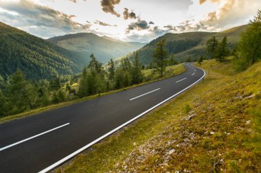 Avusturya, yaz günde Alpleri'nde asfalt yol.
