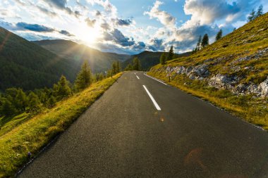 Avusturya, yaz günde Alpleri'nde asfalt yol.