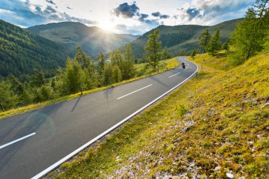 Alp otoyolunda motosiklet sürücüsü, Nockalmstrasse, Avusturya, Avrupa.
