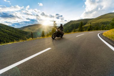 Alp otoyolunda motosiklet sürücüsü, Nockalmstrasse, Avusturya, Avrupa.
