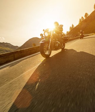Alp otoyolunda motosiklet sürücüsü, Nockalmstrasse, Avusturya, Avrupa.