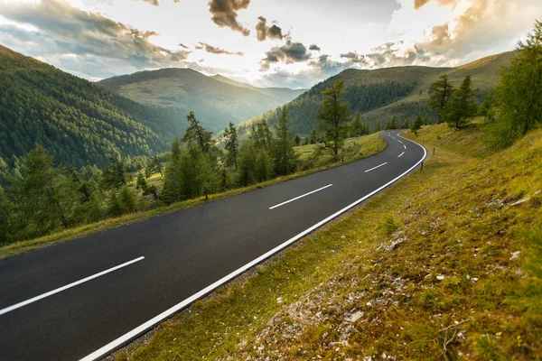 Estrada de asfalto na Áustria, Alpes em um dia de verão . — Fotografia de Stock